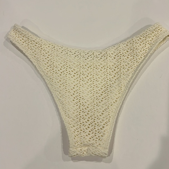 Monday Swimwear Byron Bottom- Ivory Crochet size medium - Picture 6 of 7